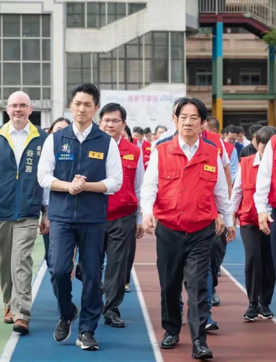 从蒋万安与赖清德同框，一起参加台北市2025城镇韧性演练，一副同仇敌忾的嘴脸，就