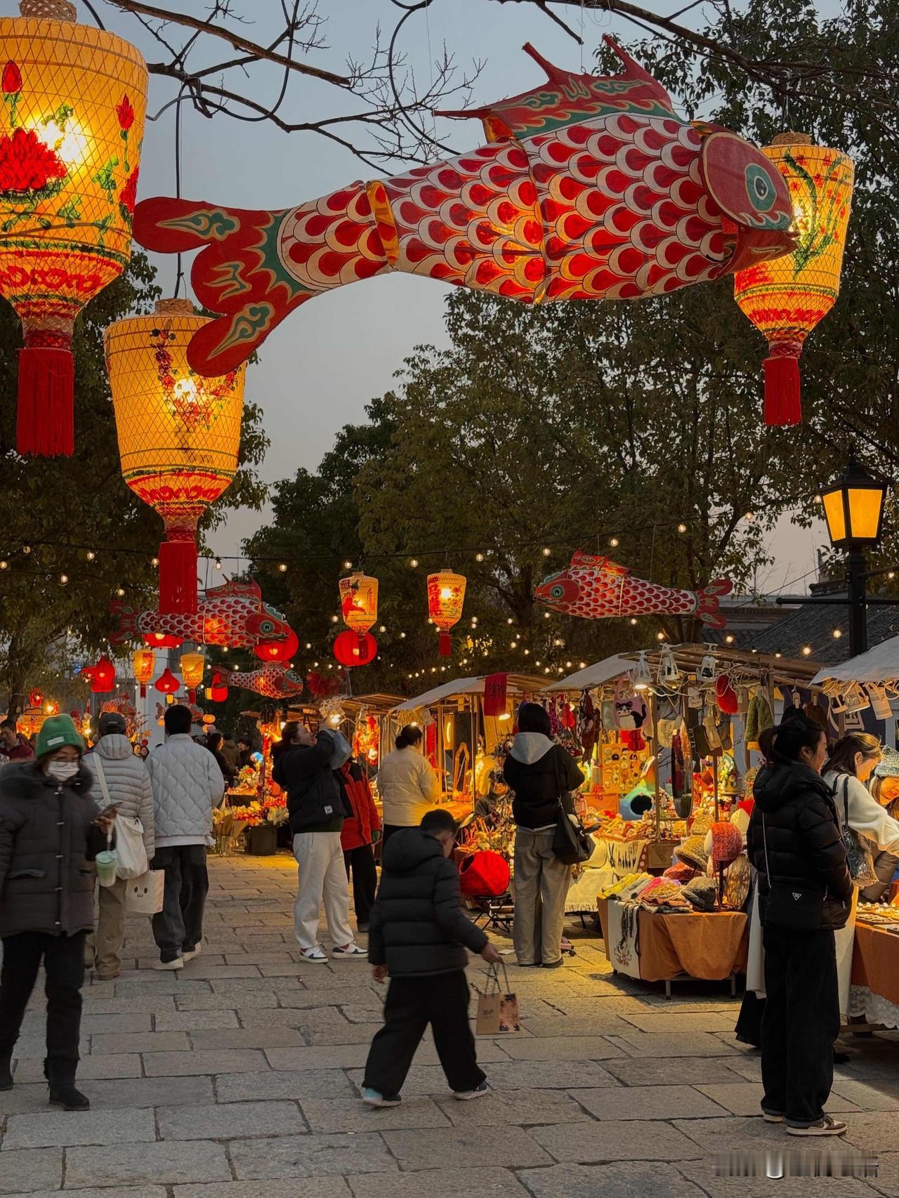 上海今年的春节也太有年味了！蟠龙新天地的新年集市逛着超舒服，实拍的落日和蓝调时刻