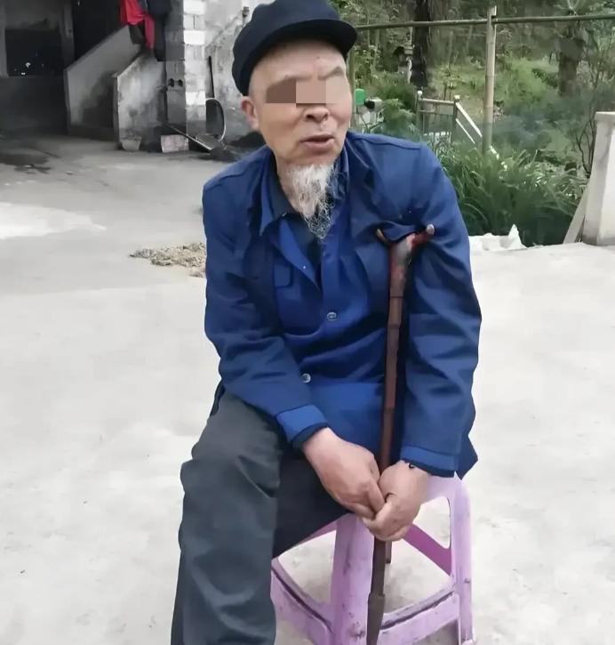 “差点什么都没了！”2024年2月，四川一位75岁的盲人谭大爷，在老伴儿