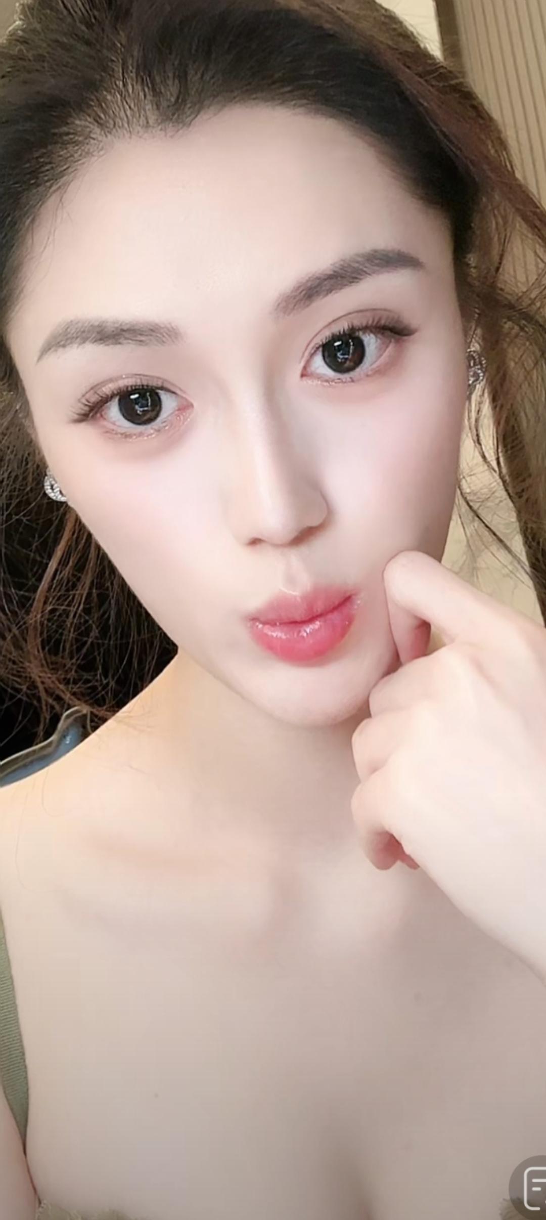 这姑娘看着挺漂亮的。