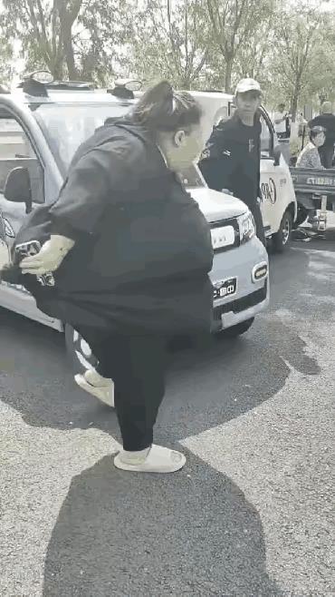 纷纷让道是级别太高？还是怕被挤到？[捂脸哭]
