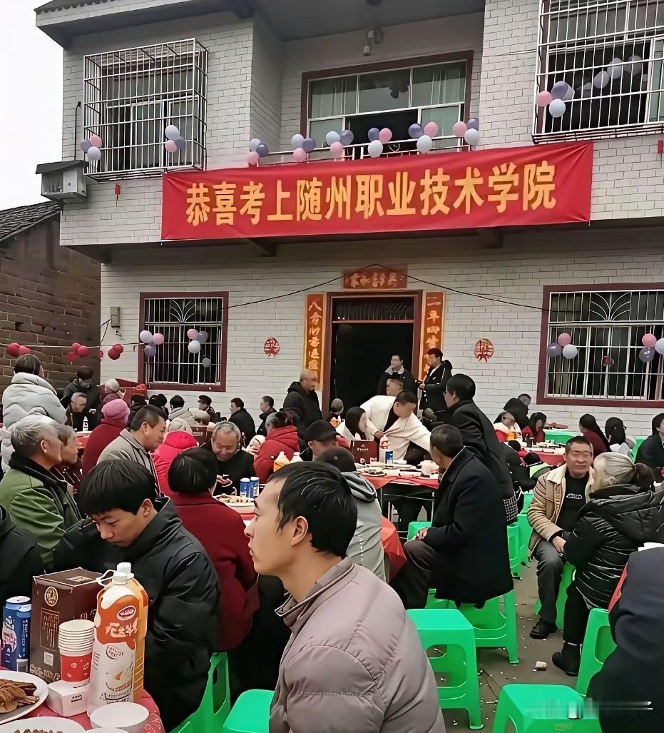 “东施效颦”！！！现在的“升学宴”堪比孩子结婚生子的阵仗：1，每年都要参加村