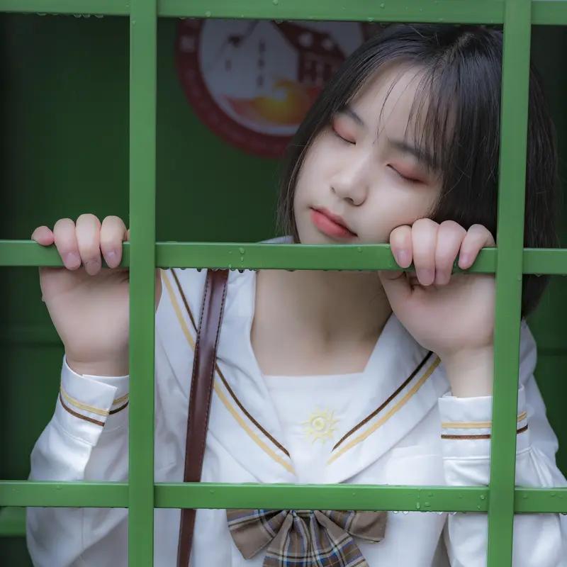 微小说‖《遗憾车票》 车站里，他拿着两张车票等她。火车呼啸而过，她没来。多年