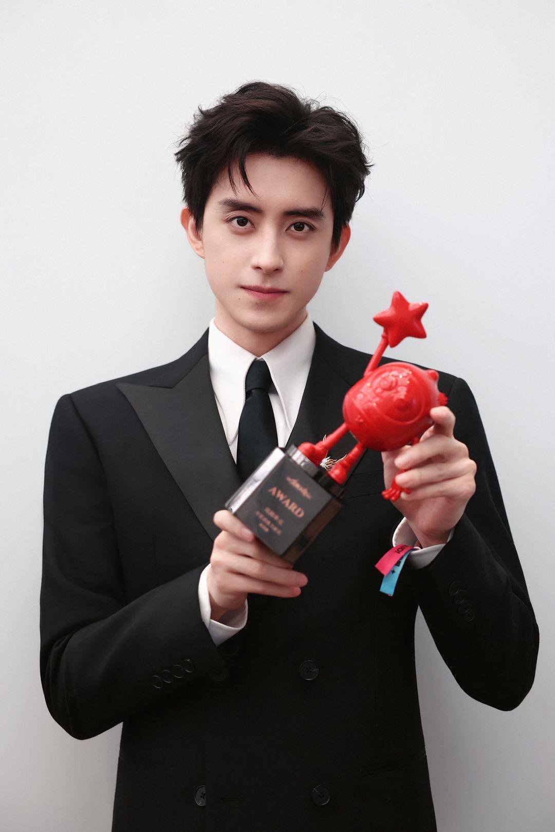 敖瑞鹏被认成张凌赫笑死，敖瑞鹏就这样水灵灵的被粉丝认成张凌赫了，可能高高瘦瘦帅帅