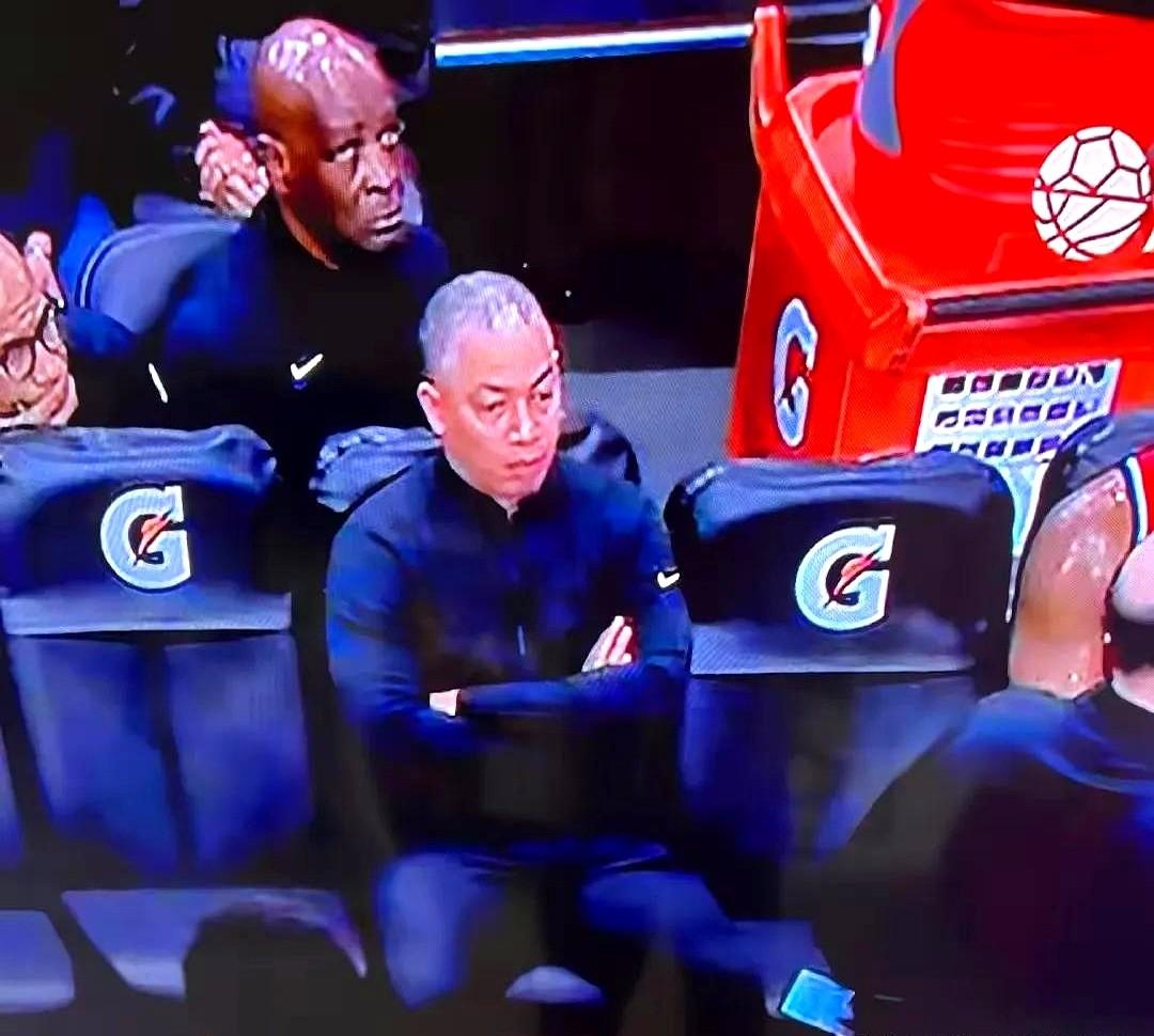 快船这场球看完，球迷血压直接炸锅！最后时刻要不是哈登主动喊暂停，泰伦卢那冠军教头