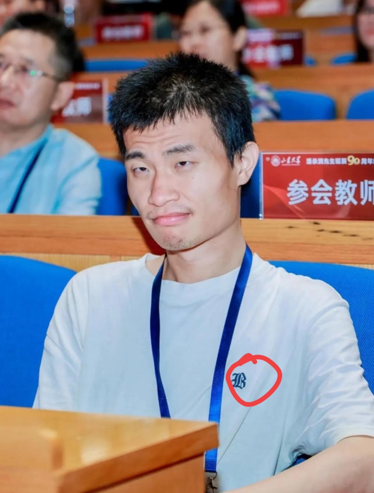 看着这两份简历手里的茶瞬间就不香了。北大韦东奕，那个传闻中一人单挑六代机气动