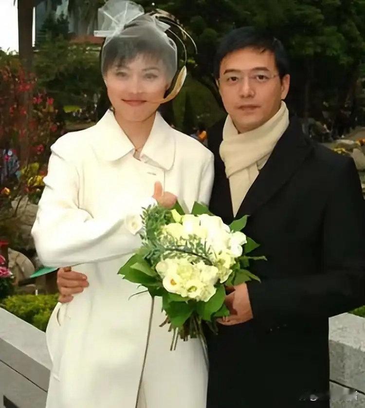 张延离婚后首晒母女同框，21岁女儿神似妈妈颜值高，直言对父母离婚没意见​