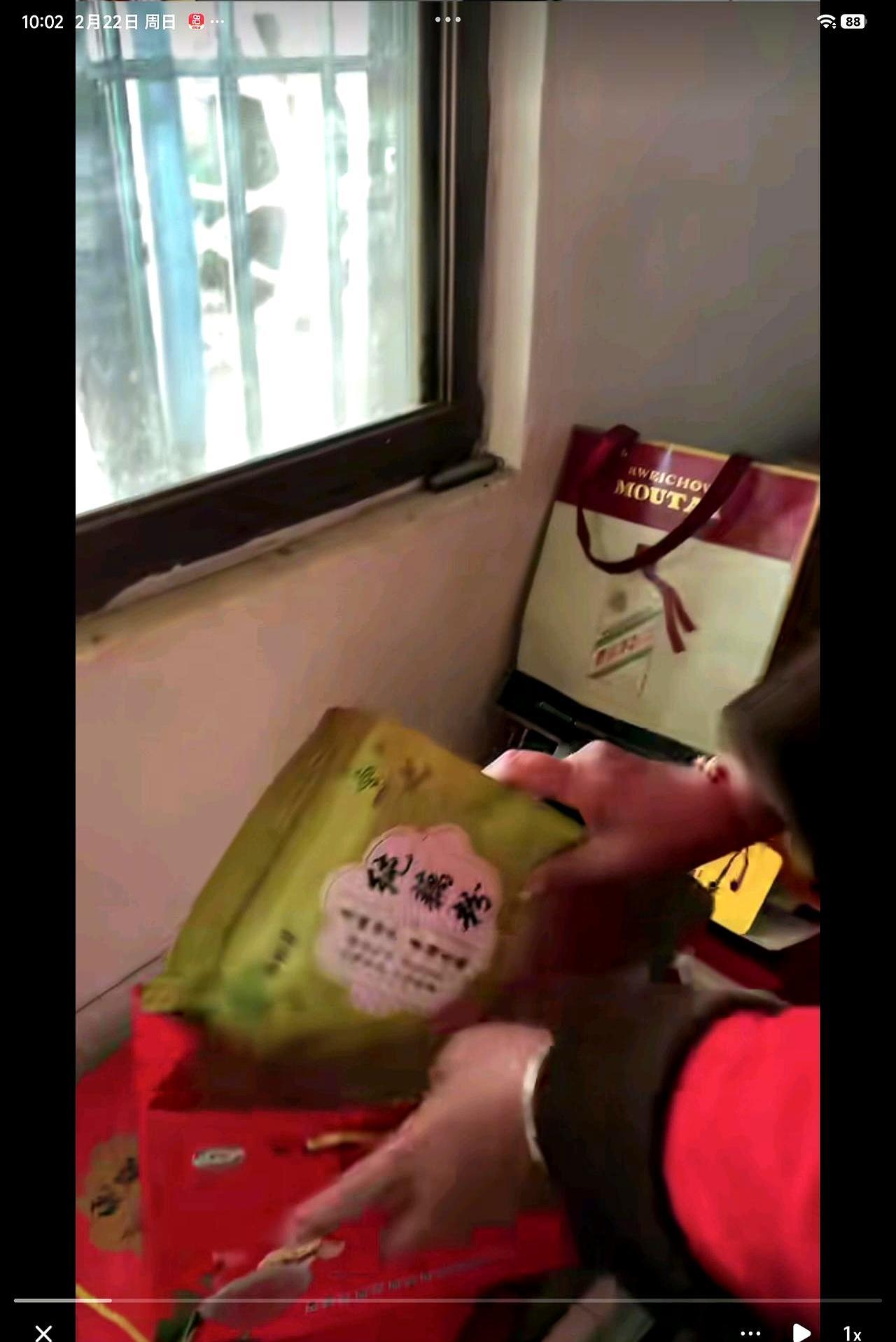 全红婵不归队，她妈终于把话挑明了。大年初二，全妈盘起头发，戴上珍珠耳环，穿