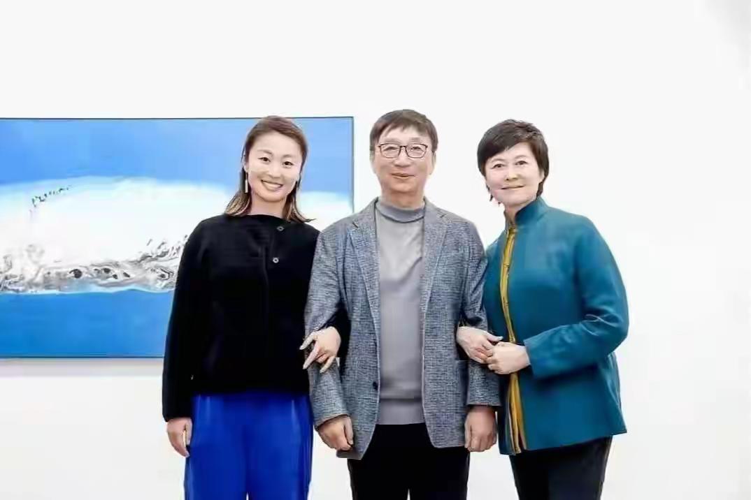 央视主持人敬一丹的三口人的生活观超出世俗观，都不按常理出牌，丈夫从体制内跳出来下