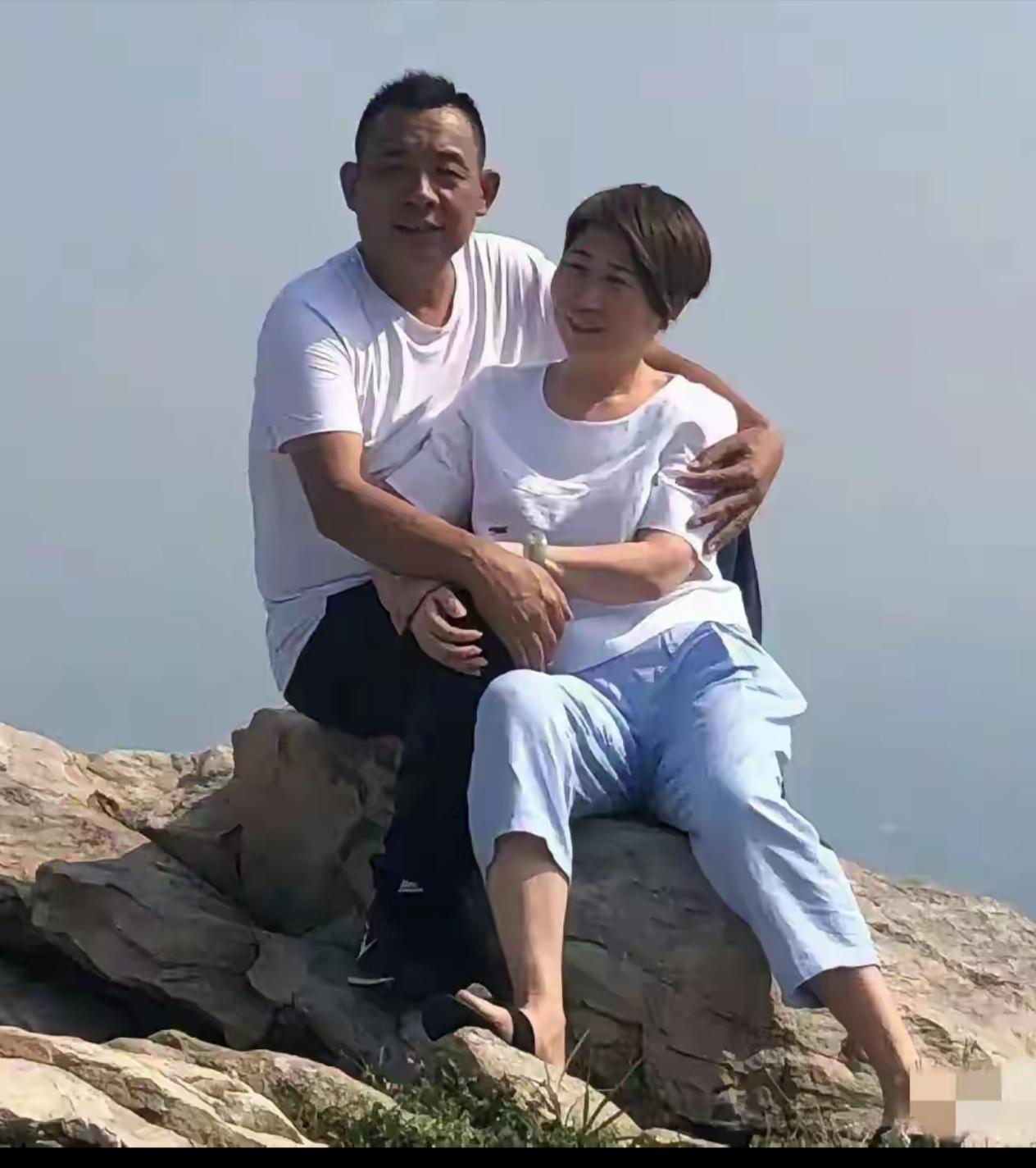 人好心也善，于东来夫妇登山秀恩爱。河南胖东来商贸集团董事长于东