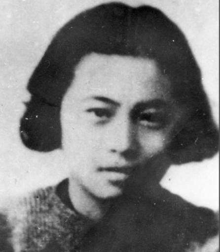 1948年，审讯室里，特务一把扯掉姑娘的外套，凶狠的问道：“招不招！”见她不说话