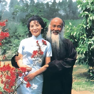 1922年，15岁的黄凝素与张大千结婚，相伴25年生了8个孩子。没想到，就在她把