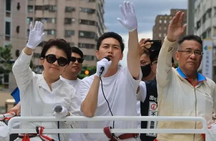 台中市长卢秀燕今天全天请假陪同台中市3位国民党立委廖伟翔、罗廷玮、黄健豪车扫催票