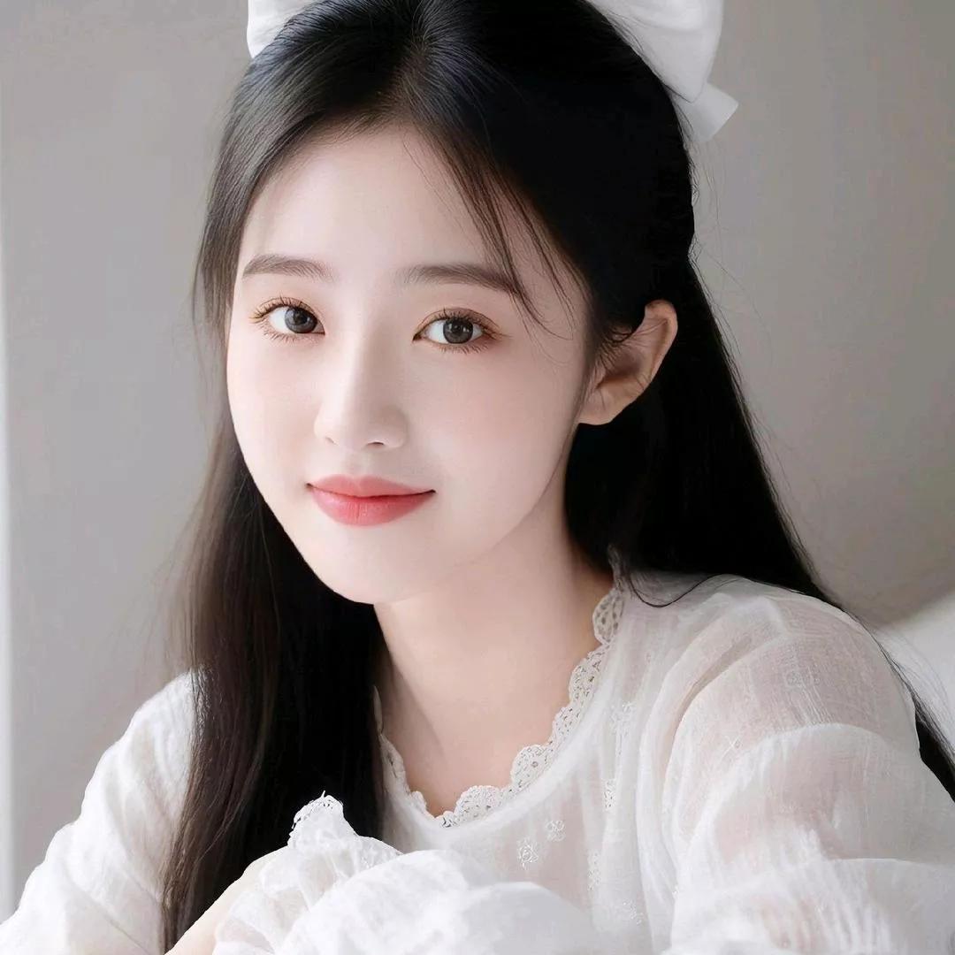 温婉柔美的少女，白纱裙飘逸，清新自然。阳光白裙少女温柔白裙少女白裙少女感白