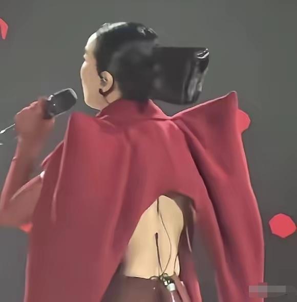 呵呵，这背露的真的不敢恭维啊！一把年纪你露个什么背哦，好好唱歌不行吗，你非要露背
