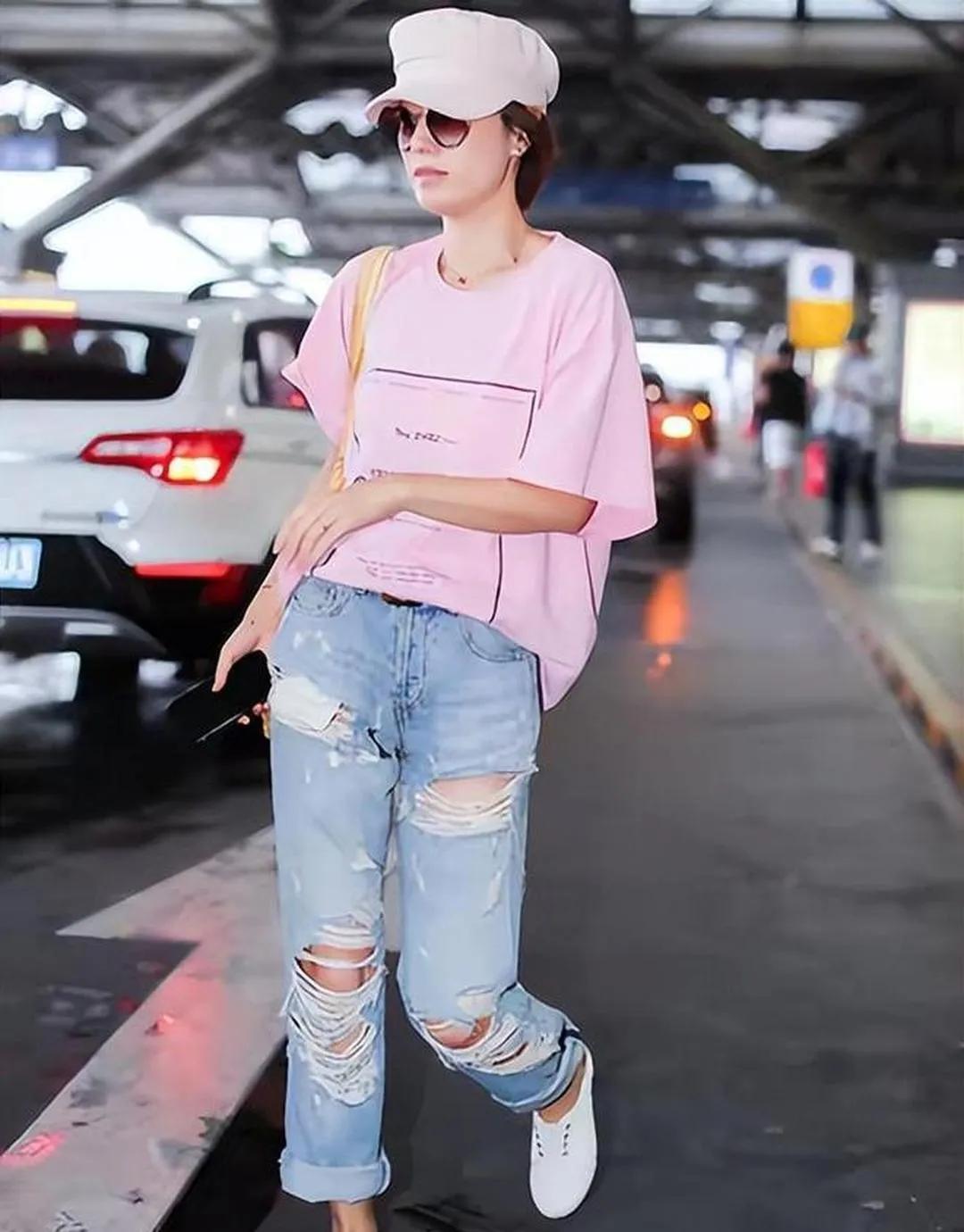 48岁马伊琍也太显年轻了！粉T+破洞牛仔裤，减龄又时髦，棒球帽+小白鞋，休闲随