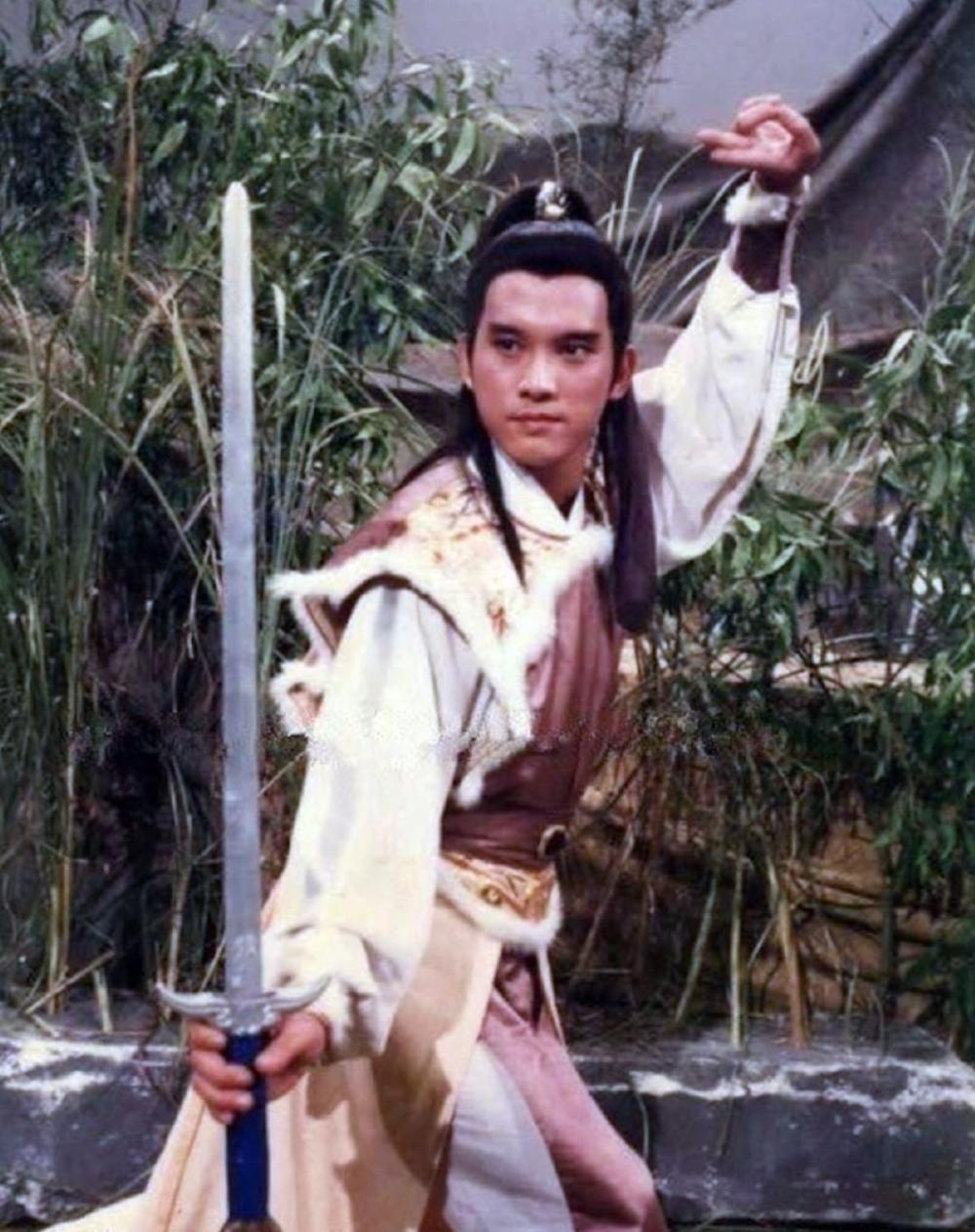 88版射雕英雄传里的杨康63岁辞世，跟刘德华是同学。演过1988版《射雕英雄传