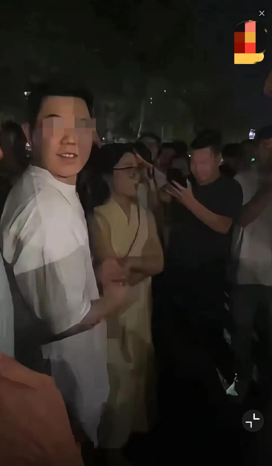 “七人一碗面”事件后续：当地群众自发到面馆“围观”。郑家这家面馆估计要玩完，