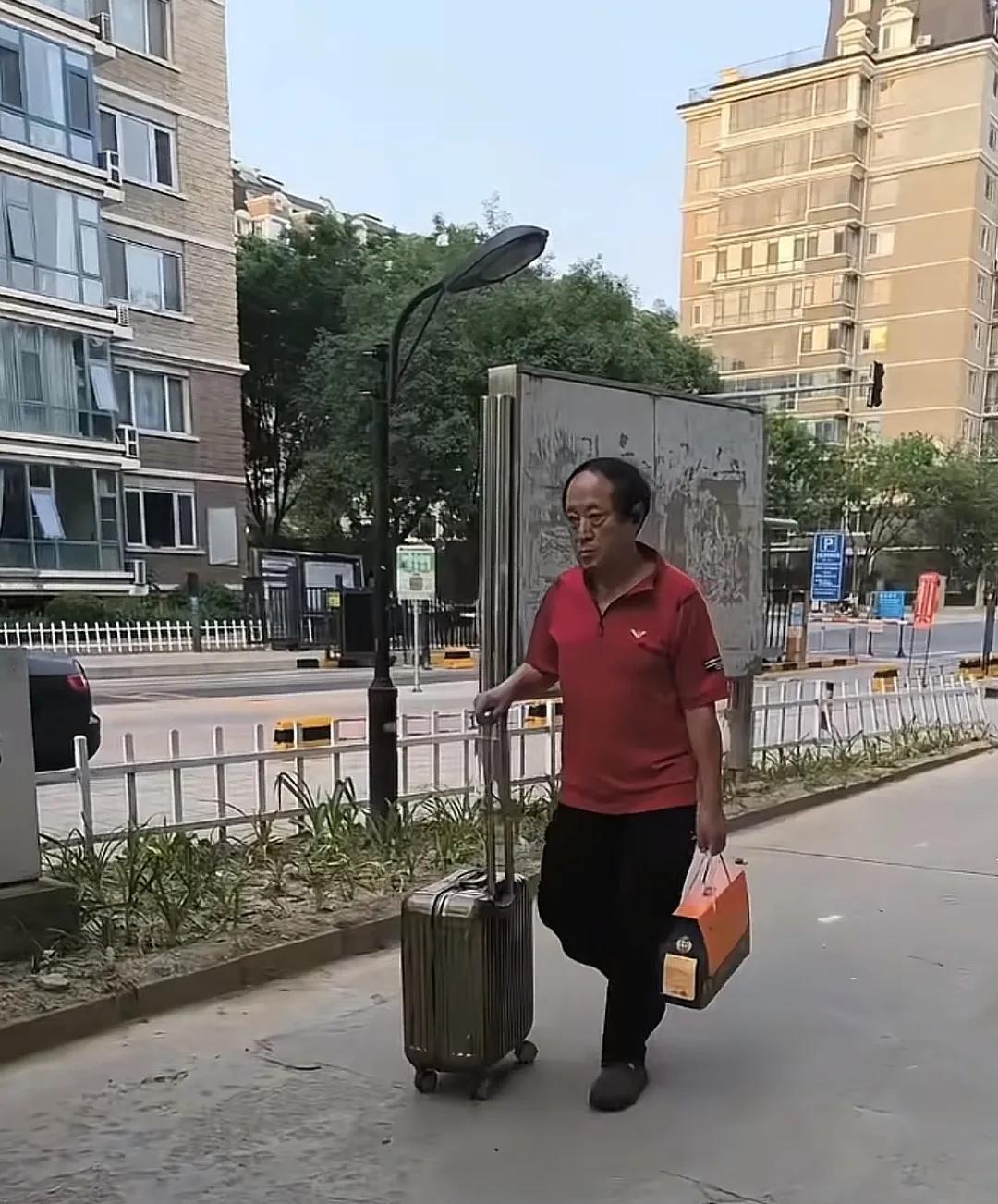 好久不见，牛群老师已经变得这么苍老了，独自一人拉着行李箱走在北京大街上。牛群老