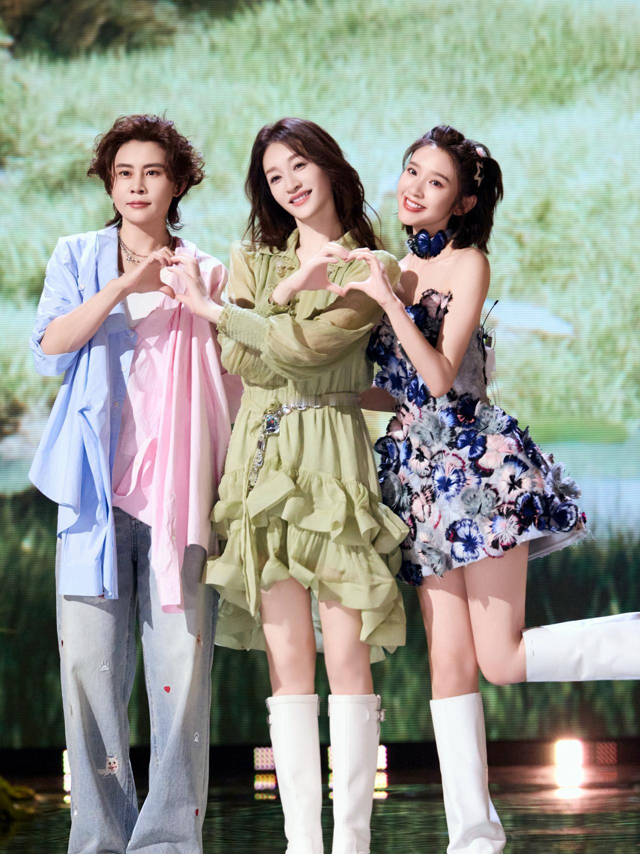 发现没？在李小冉王濛这，感受到了听孟子义唱歌的快乐。从来没想过，看浪姐舞