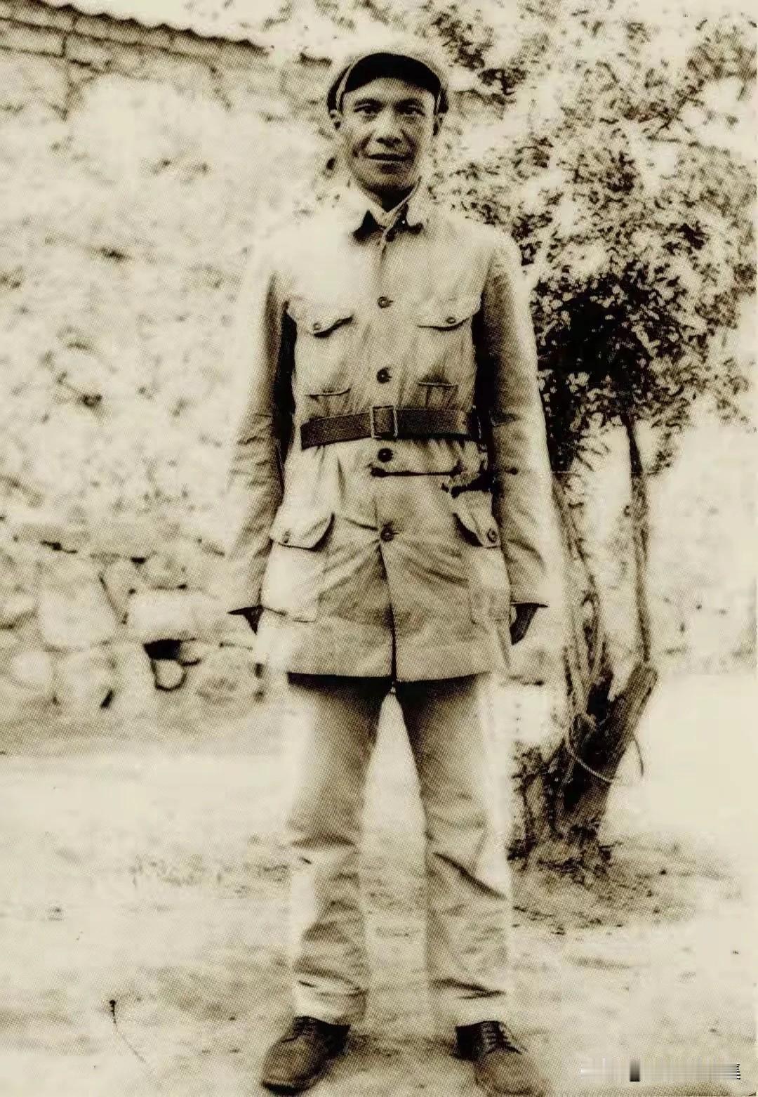 1949年，四野41军123师师长江燮元在南下途中某地拍下的留影，当时他率部从北
