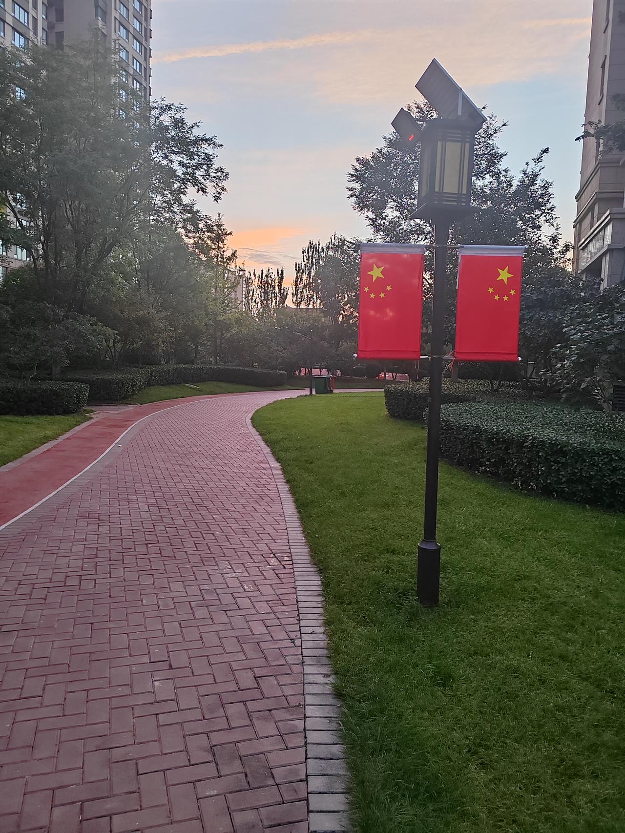 跑步走起🏃🏃红旗🚩已经挂起来了[吐舌头眯眼睛笑]