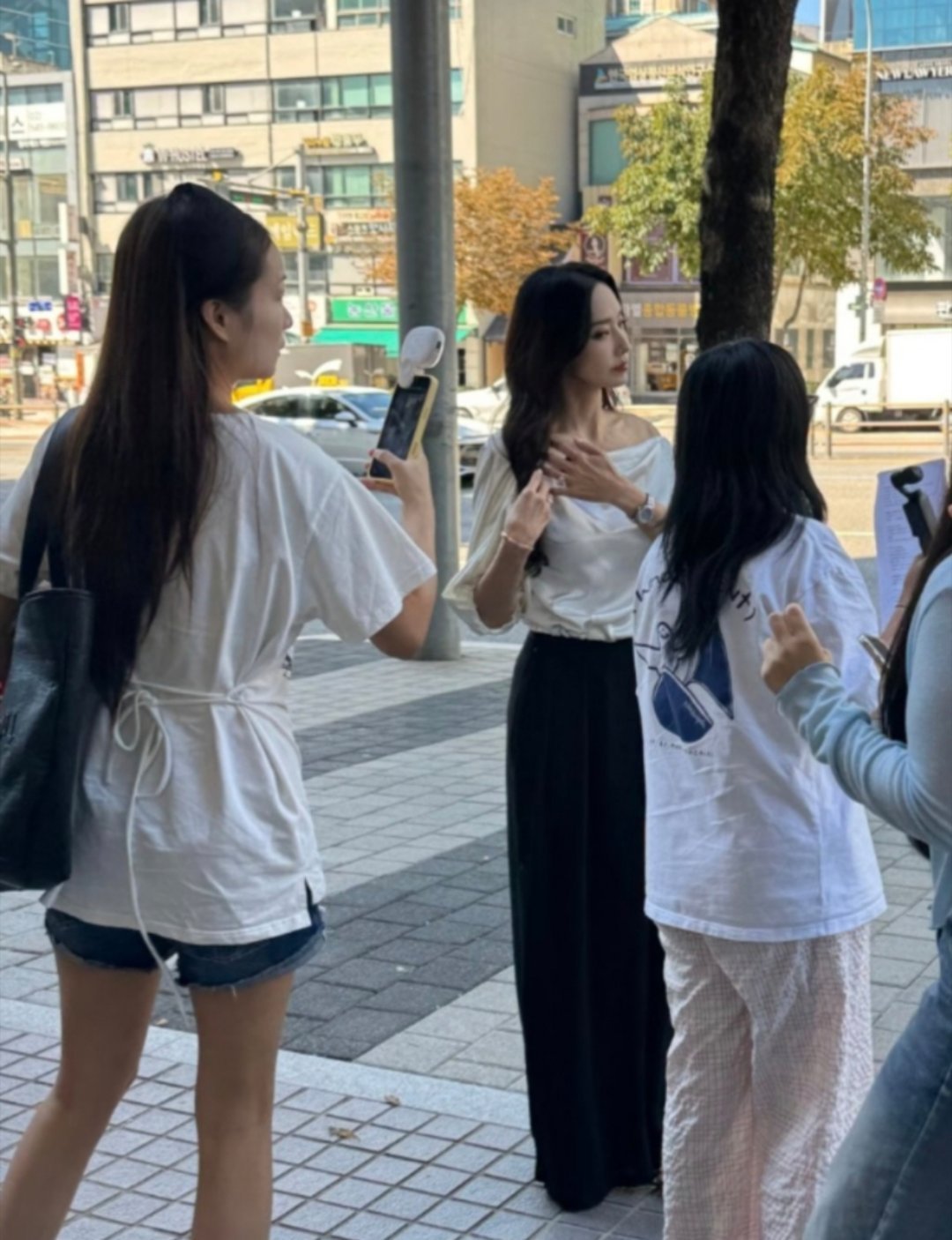 46岁韩彩英现身韩国餐厅被偶遇，又高又瘦看着完全不显年纪​​​