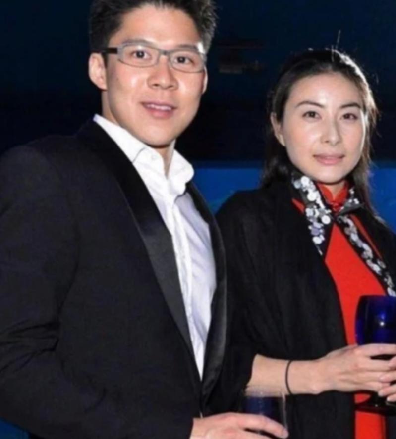 2000年，霍启刚第一次带女友回家。朱玲玲只看了一眼，便说：“你们不合适，分了吧