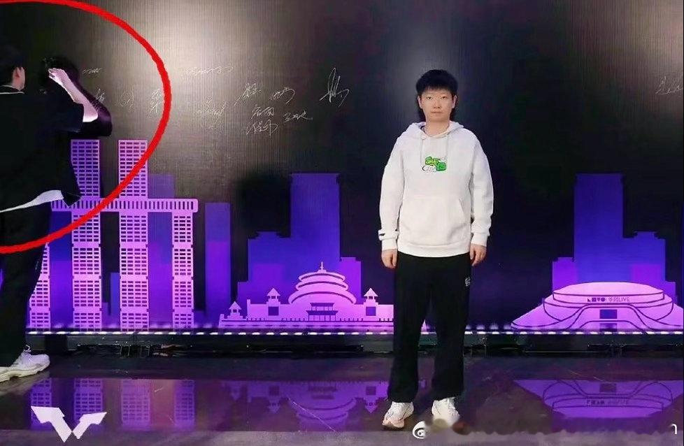 人家拍照，你搁这又签又站的🤫哥的小心思王楚钦孙颖莎