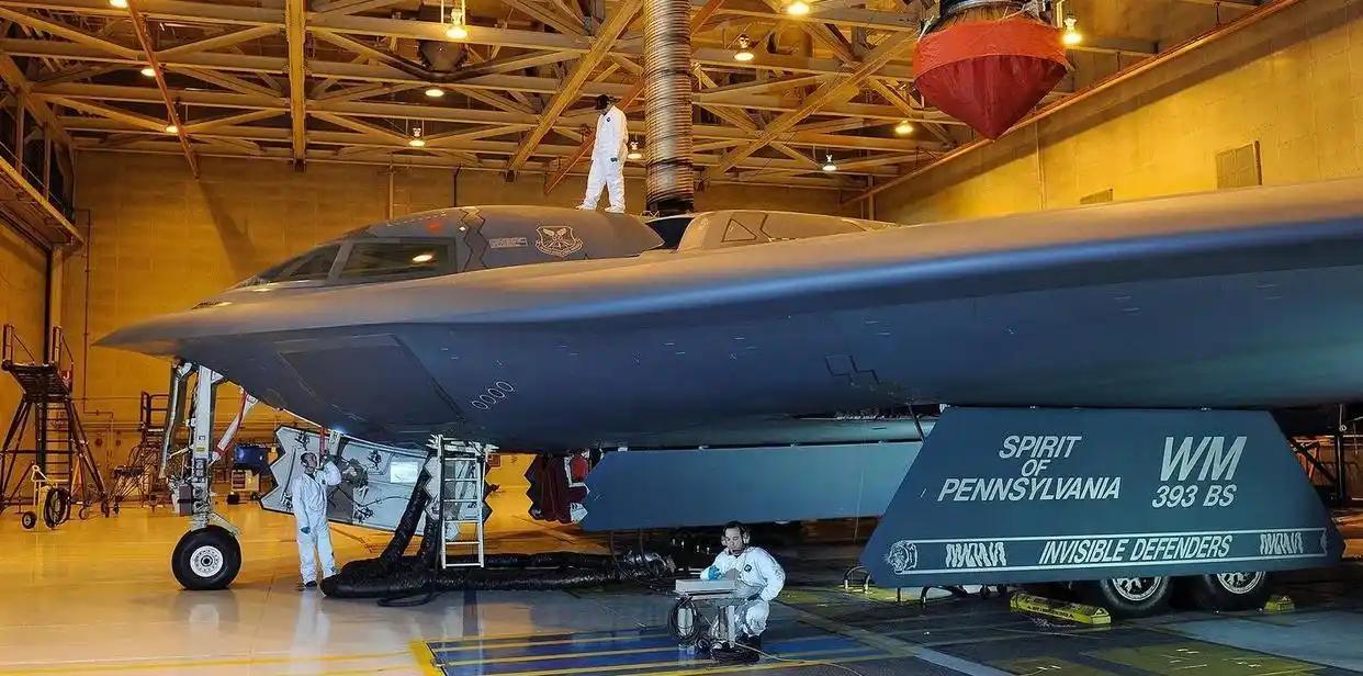 难道B2幽灵真的是外星科技？上世纪八十年代，各国空军还在死磕战机超音速和传统轰炸