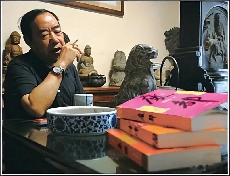 贾平凹这事，舆论推波助澜，大有泥沙俱下之势。客观来说，老贾因名
