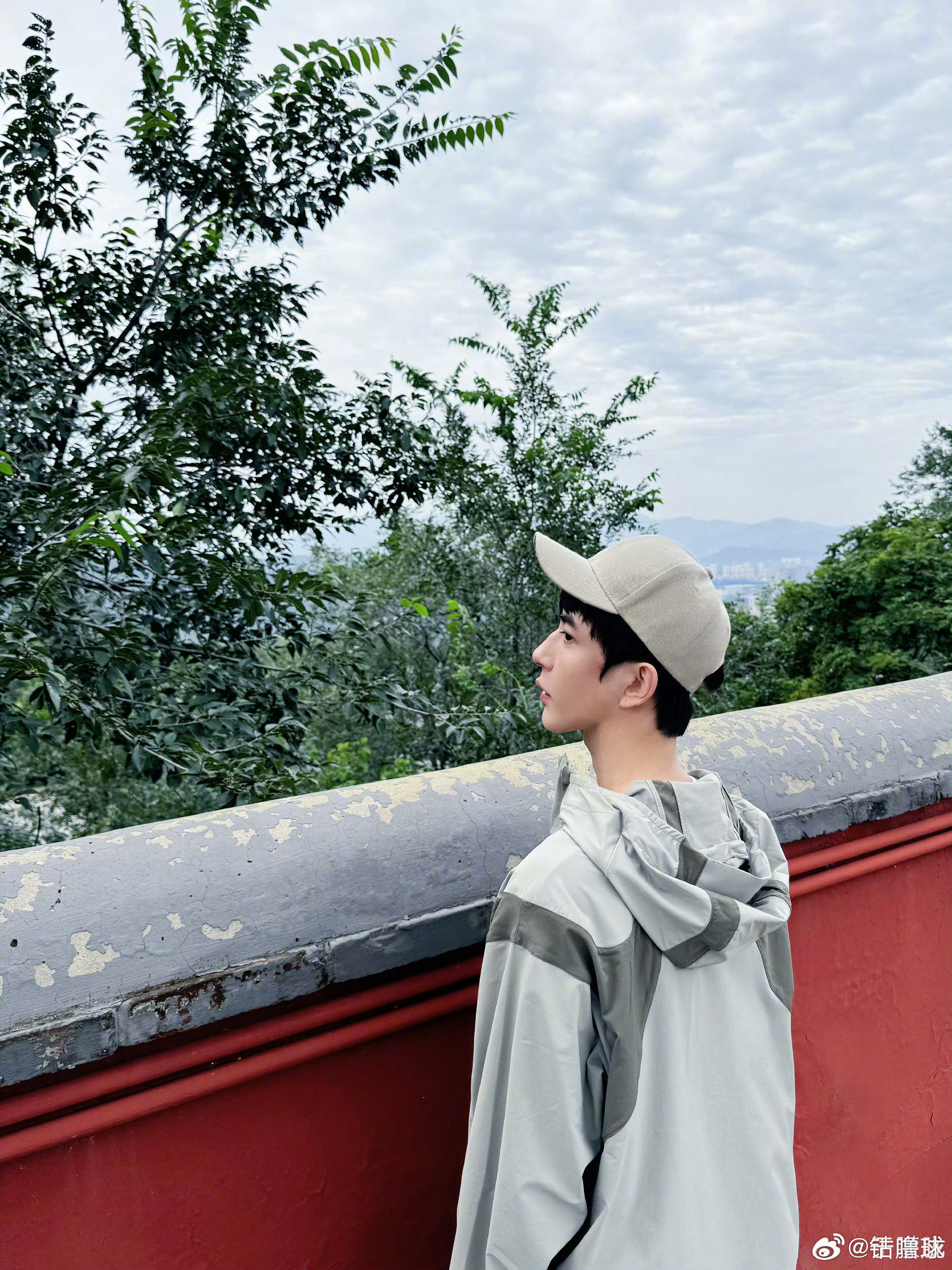 于朦胧去世去看了一下他的微博，生命力满满的一个人。可惜呀就这么没有了，多少个不愿