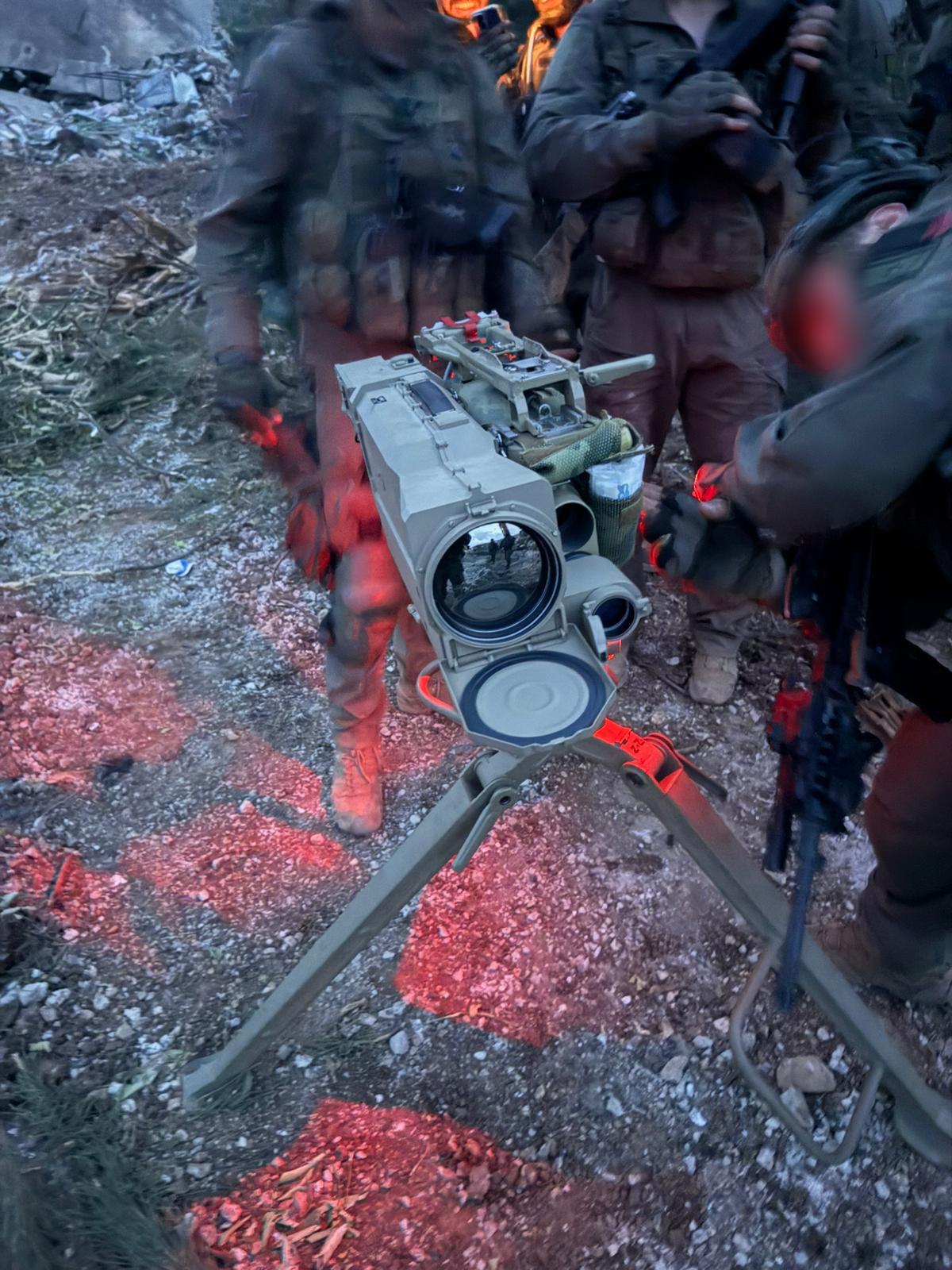 以色列军方称，在黎巴嫩南部作战的以军发现了一枚瞄准以色列的真主党反坦克导弹发射器