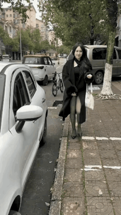 这女人半推半就[捂脸哭]，心里乐意了[大笑]对来独往的女人都到这样了吗今个是什