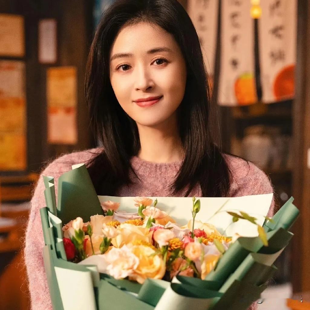 有时候真的感慨小火靠捧，大火靠命唐嫣这波属实有点冤。她原定央视开播