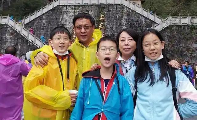 轰动一时！2008年，郑州一名50岁富婆，冒着巨大风险，为比自己小19岁的丈夫生