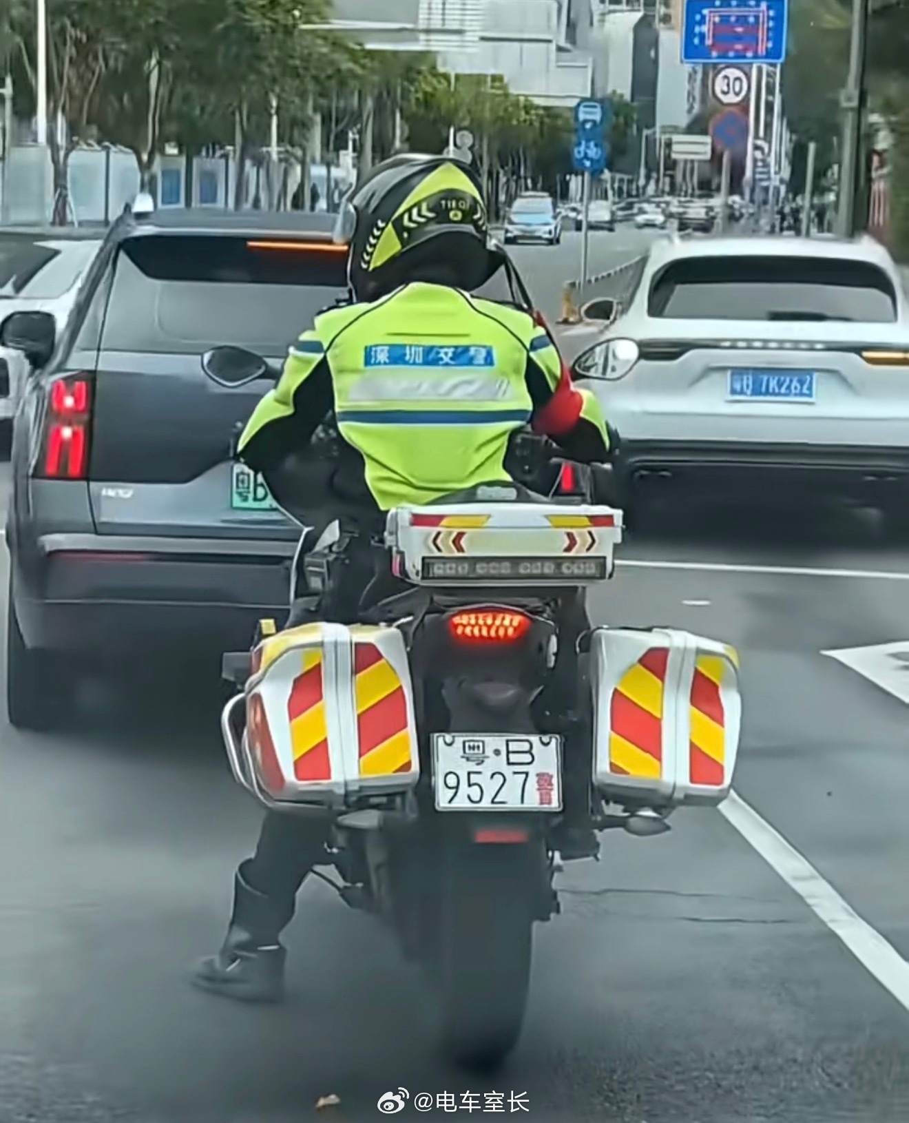 深圳交警铁骑上了个9527的车牌被拍下，引发无数网友追忆星爷。都是小人物的小人生