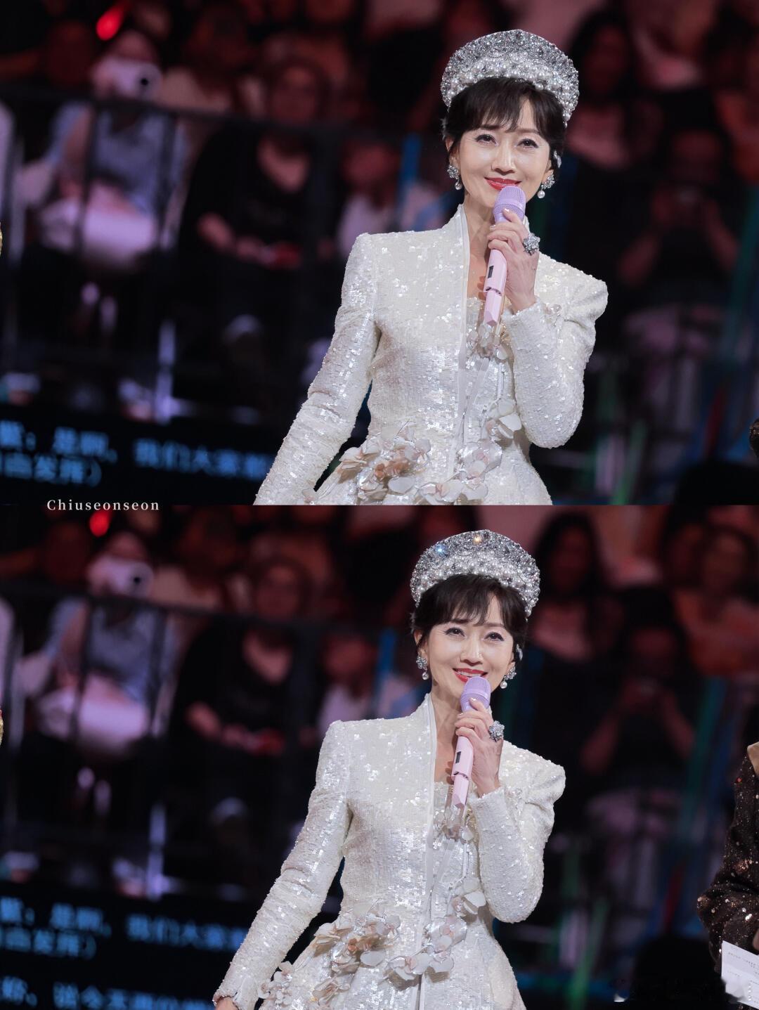 赵雅芝小小的脸上全是五官自带优雅气质还自带可爱滤镜，精致五官配上呆萌傻笑，姐姐