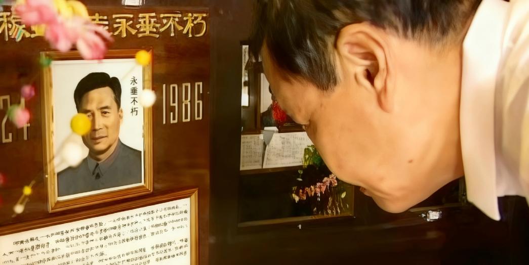 1987年，杨振宁给邓稼先扫墓时，一张罕见的留影，从镜头中我们可以看到，杨振宁正