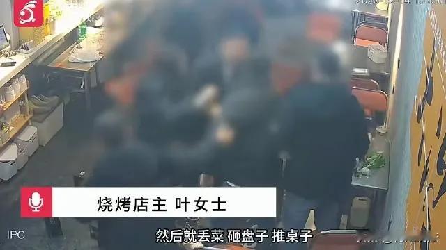 湖北黄石一家烧烤店，6名顾客消费683元，店主抹零收680元。一男顾客却以送菜不