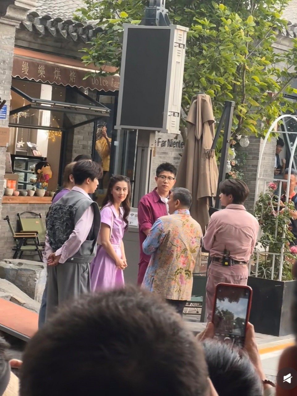 北京菜市场偶遇黄圣依伯远黄圣依紫色套装公主发型根本不像来买菜的，像来逛奢侈品店的