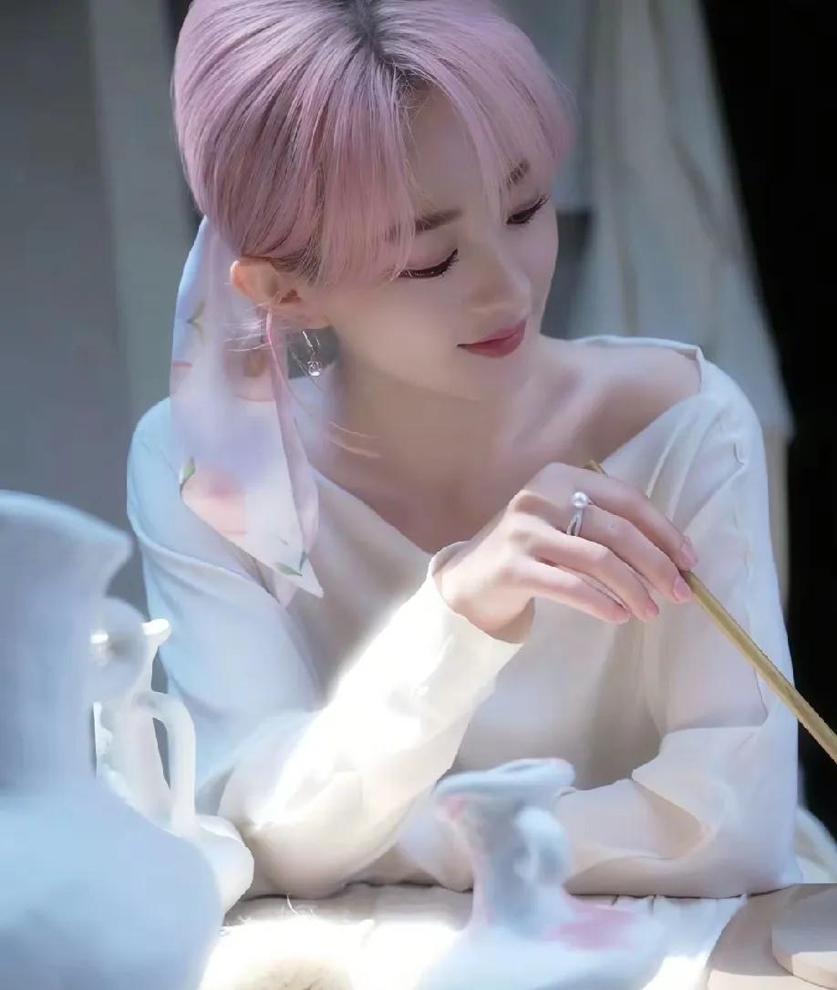 赵丽颖引发热议！5月25日，赵丽颖突然引发了热议，这次不是她飙脏话和宣传新剧了