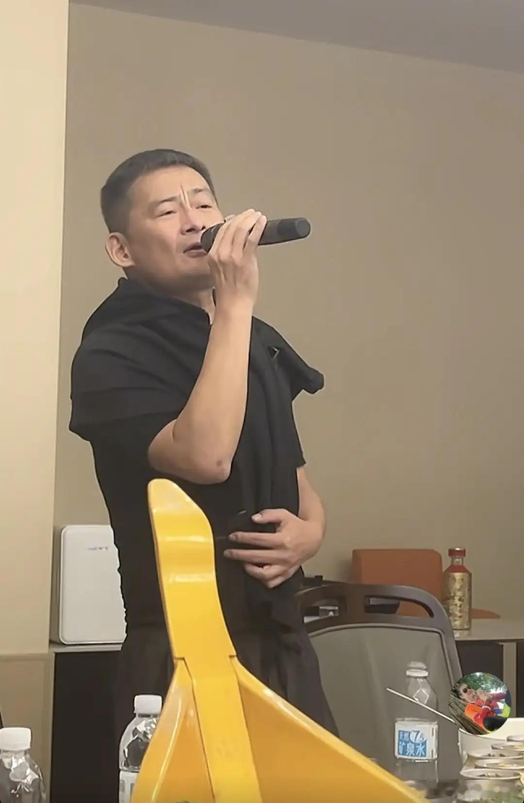 景岗山北京参加高端饭局唱歌飙高音，可惜菜不行，居然有蒜苔炒肉，也许是有钱人都爱吃