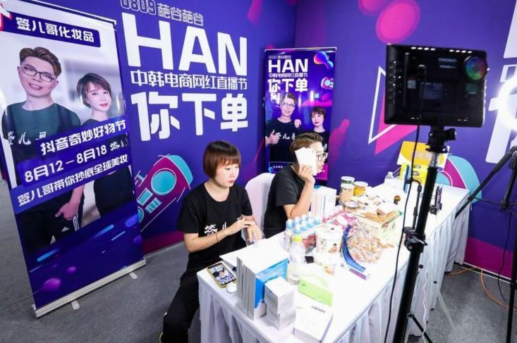 看到“罗拉密码”“张大奕”甚至“肌先知”这些直播电商巨头纷纷关店破产，我再也不信