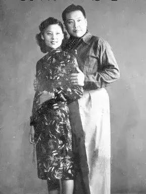 1936年，袁世凯的女儿大婚，新郎洞房怒斥新娘“残花败柳”。婚礼的喧嚣散