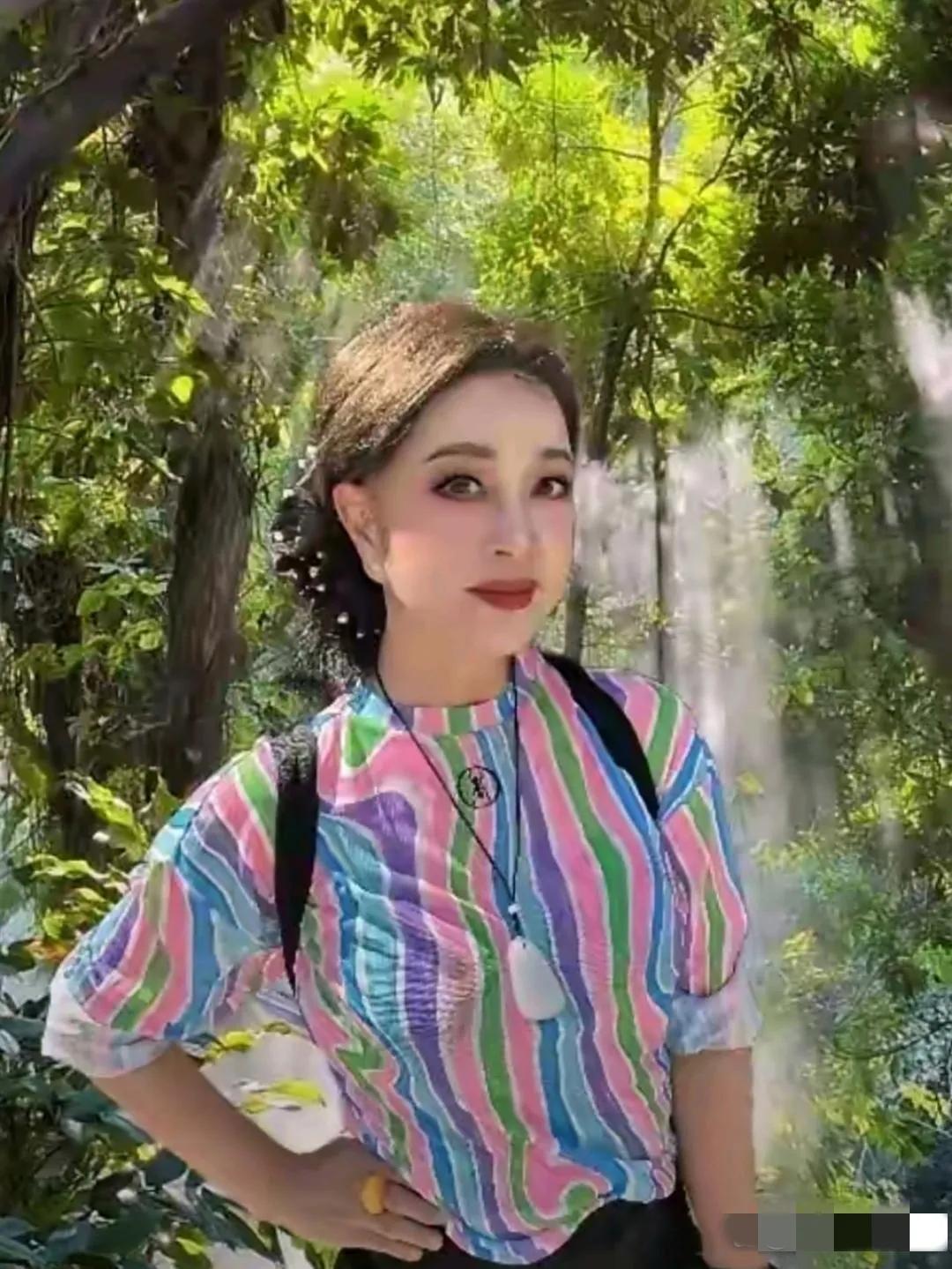 75岁的刘晓庆衣着靓丽，发型精致，浓妆艳抹，朱唇粉面，依旧风姿绰约，魅力十足哈，