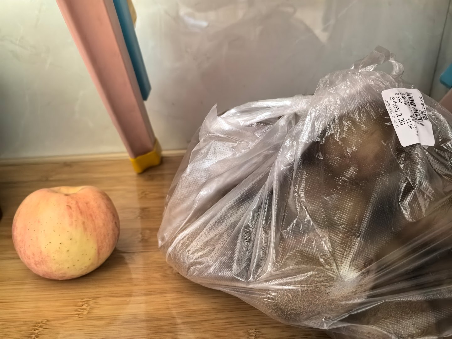 为了让猕猴桃快些熟我跟队友说：“你把冰箱里的苹果跟猕猴桃放一块吧，熟的快一点。”放是真的放了我怎么看