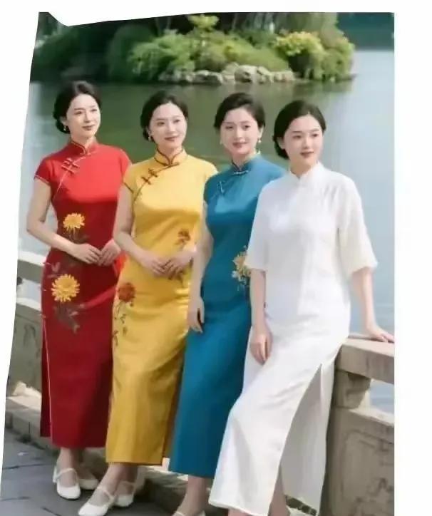 旗袍赏夕佳人四娇妍似四枝花，丽质天成众口夸。旗袍绰约桥头立，共赏残阳映绮
