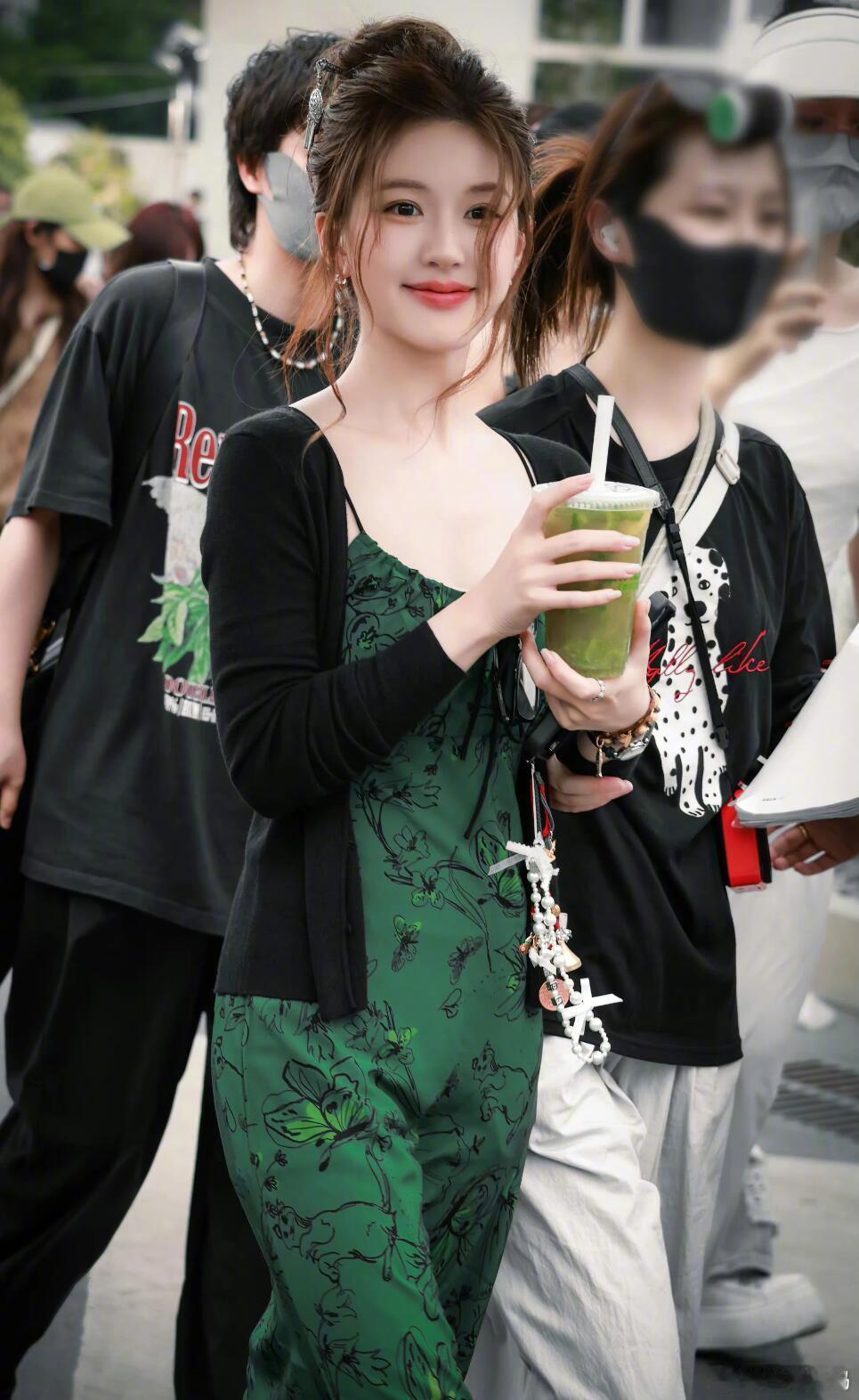 赵露思管许我耀眼叫那玩意儿偏心的爸妈，贫穷的家，有事业心的她，《许我耀眼》你抬一