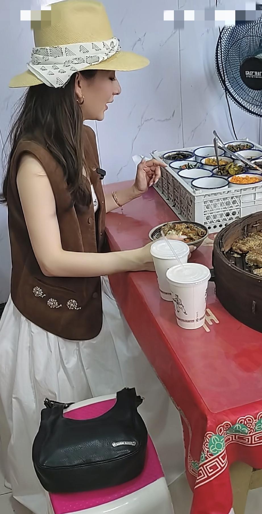 方媛回芜湖吃了一碗渣肉饭，评论区却像临时开了一场“颜值年检”。有人盯着鼻子，有人
